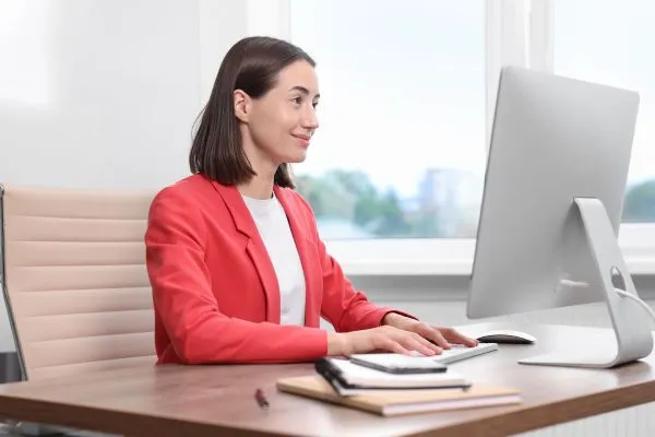 Postura-correta-ao-trabalhar-na-cadeira-do-escritório-dicas-para-evitar-dores-_2_ Postura correta ao trabalhar na cadeira do escritório