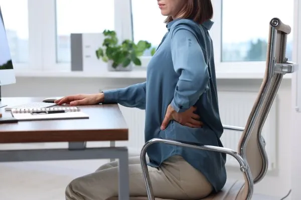 Postura correta na cadeira de escritório para evitar dores nas costas