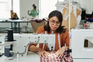 Cadeira Secretária Para Costureira Sapatas Confecção Cor Preto